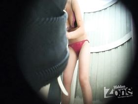 Молодая девушка разделась до гола ради съемки домашнего порно