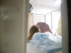 Порно скрытая камера доктор превращает осмотр блондинистой пациентки в жаркий секс