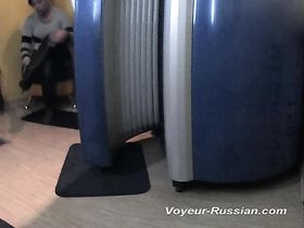 Большой бюст был оголен полностью перед камерой в солярии