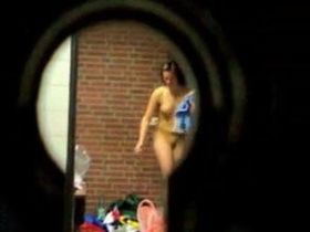 голые девушки в раздевалке в бассейне