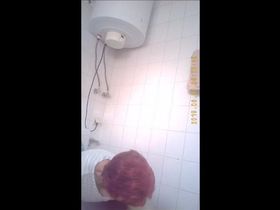 Дамочка дрочит шмоньку в общественном туалете по нужде онлайн
