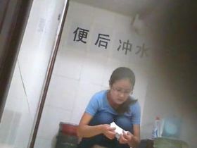 Спрятанная камера в туалете больницы, засняла несколько волосатых пезд