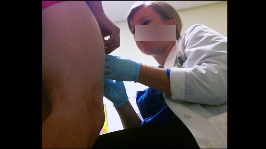 Женщина-стоматолог делает минет и скачет на члене пациента - секс порно видео
