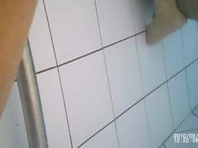 Чувак на камеру заснял под водой несколько голых телок в бассейне