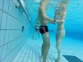 Тёлки в купальниках дрочат парню член в бассейне онлайн