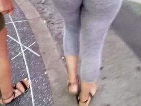 Прохожие девки показывают сиськи за деньги - порно видео на автонагаз55.рф