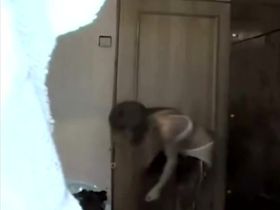 Девка переодевается и демонстрирует маленькие сиськи и манду