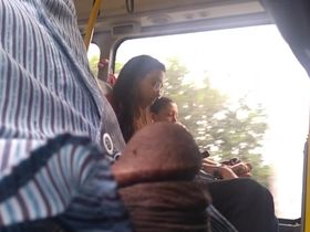 Порно в автобусе женщина трогает член - найдено секс видео