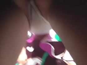 Парень в трамвае снял под платьем стройной девушки белые трусики