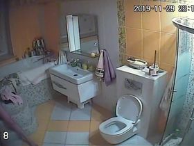 Дама мастурбирует себя дилдо в ванной комнате - секс порно видео