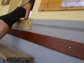 Мужик на остановке пялится на упругую попу худенькой девушки в коротких шортах