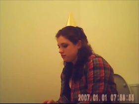 Молоденькие тёлки на вечеринке мочатся в туалете перед скрытой камерой