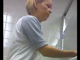 Милфа помочилась в туалете и вытерла волосатую вагину салфеткой