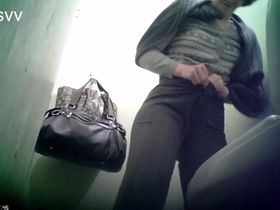 Видео с туалета с писсингом от старой женщины с волосатой вагиной