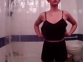 Голая девушка переодевается в ванной