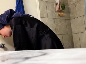 Телка засветила дойки во время переодевания