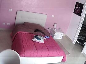 Подсмотр за грудастой подругой без одежды