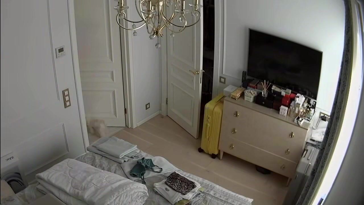Снял квартиру на Airbnb и обнаружил в спальне голую красотку