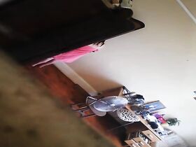 Подглядывает в окно за голой соседкой