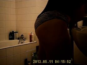 Подглядки за волосатой телкой в ванной