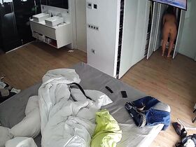 Сексуальное тело голой девушки дома