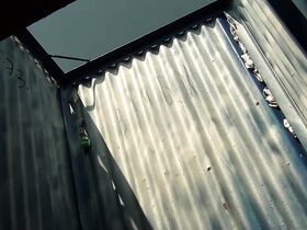 Скрытая камера в пляжной кабинке с голыми девками