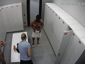 Загорелая телка с подругами в раздевалке